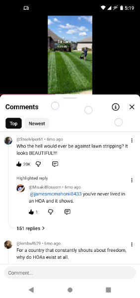 Comentarios de YouTube en un vídeo sobre estampado de césped cerca de una comunidad de vecinos. Comentario destacado: '¿Quién en su sano juicio estaría en contra del estampado de césped? ¡Es PRECIOSO!' con 20K me gusta. Respuesta: 'Nunca has vivido en una comunidad de vecinos y se nota.' Otro: 'Para un país que grita constantemente sobre la libertad, ¿por qué existen las comunidades de vecinos?'
