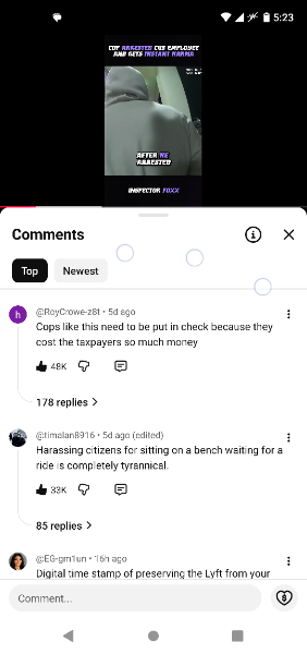 Comentarios de YouTube en un vídeo sobre un policía hostigando a ciudadanos. Comentario destacado: 'Los policías así necesitan ser controlados porque le cuestan mucho dinero a los contribuyentes' con 48K me gusta. Otro: 'Acosar a ciudadanos por sentarse en un banco esperando un taxi es completamente tiránico.' con 33K me gusta.